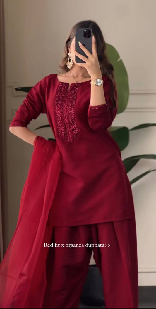 Chic Capture Maroon Elegance