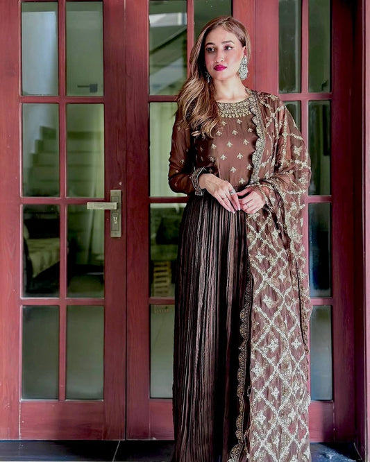 A Graceful Brown Ensemble with Gilded Elegance