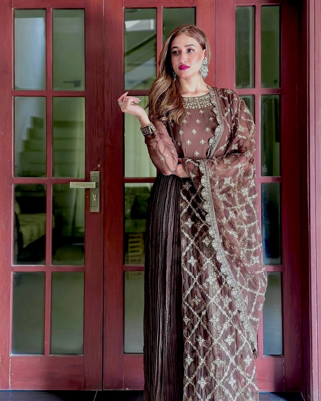 A Graceful Brown Ensemble with Gilded Elegance